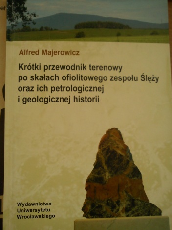 Okładka: Alfred Majerowicz - Krótki przewodnik terenowy po skałach ofiolitowego zespołu Ślęży oraz ich petrologicznej i geologicznej historii