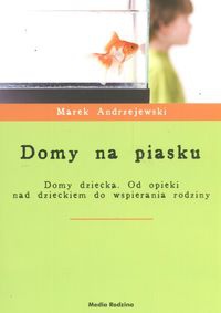 Okładka: Marek Andrzejewski - Domy na piasku. Domy dziecka. Od opieki nad dzieckiem do wspierania rodziny