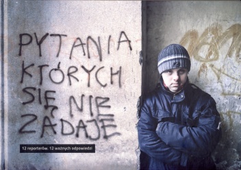 Okładka:  praca zbiorowa - Pytania, których się nie zadaje. 12 reporterów. 12 ważnych odpowiedzi