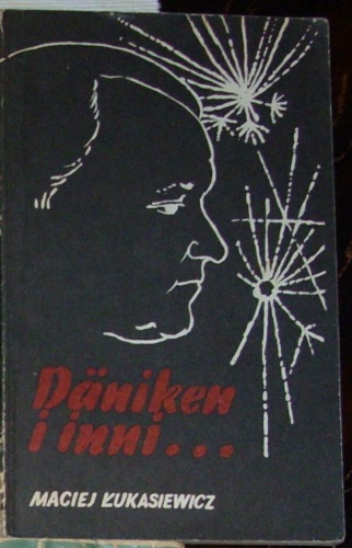 Okładka: Maciej Łukasiewicz - Däniken i inni...