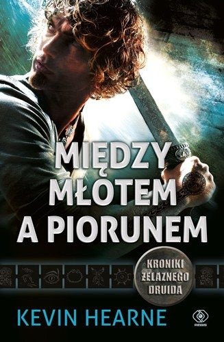 Okładka: Kevin Hearne - Między młotem a piorunem